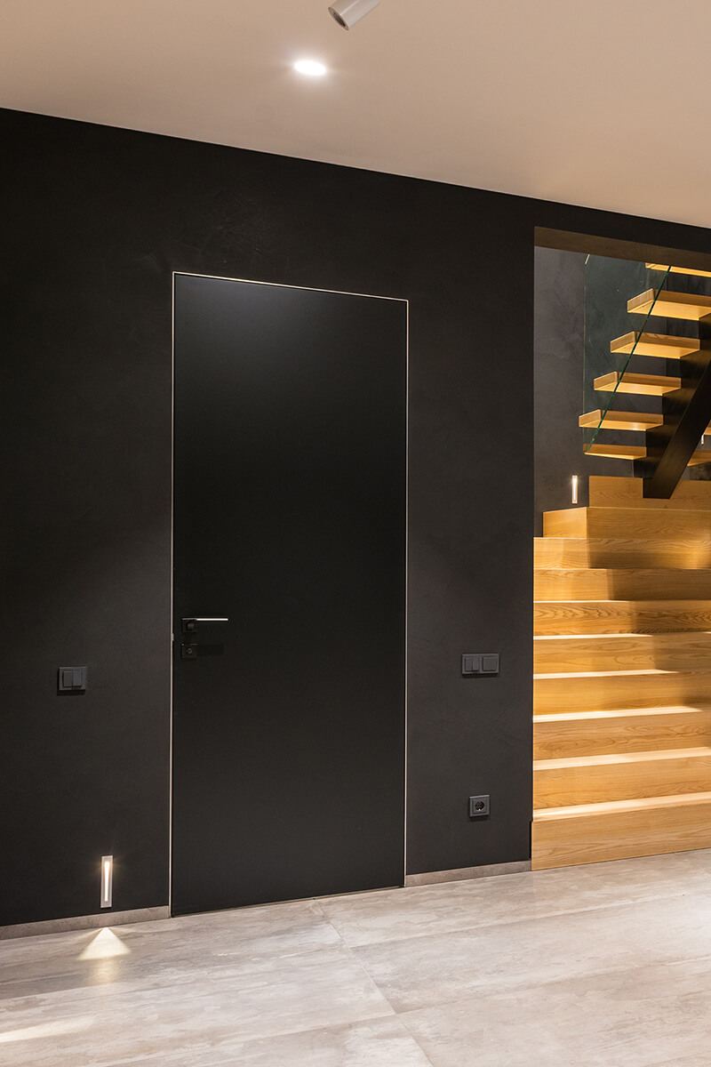 Черная скрытая дверь с архитектурным покрытием