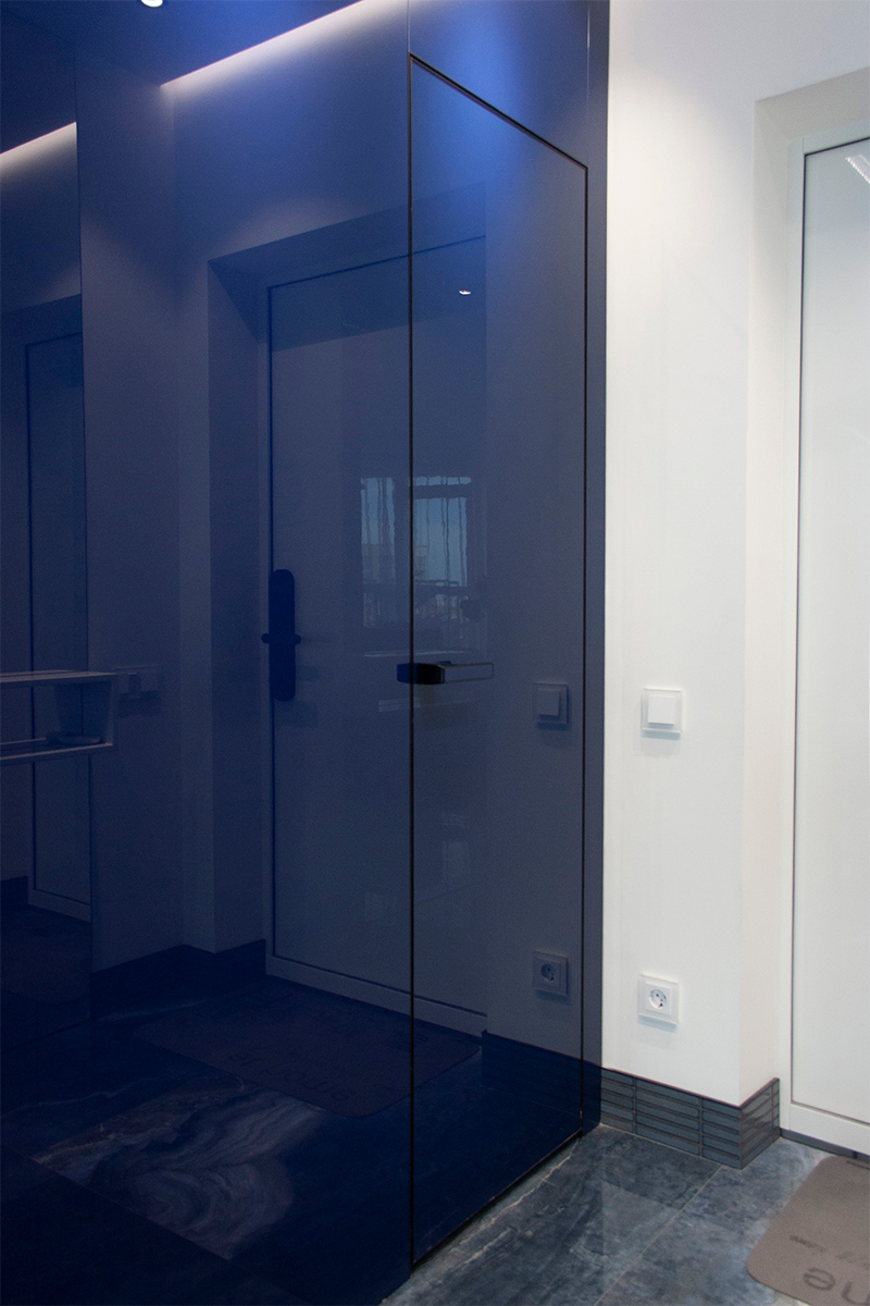 Скрытая дверь с стеклянным покрытием и декоративные стеновые панели